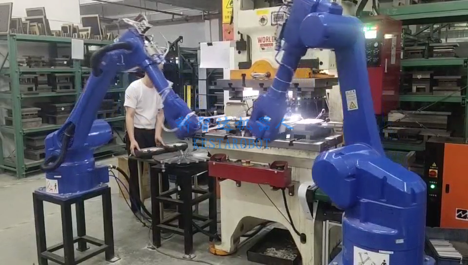 二拖一沖壓機(jī)器人(圖1)